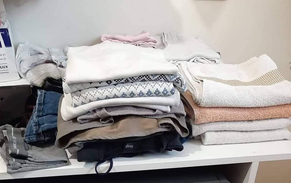 Pile di capi e asciugamani asciutti e piegati